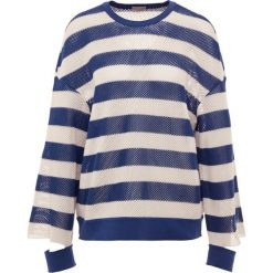 MRZ Sweter marine blue. Niebieskie swetry klasyczne damskie marki MRZ, s, z jedwabiu, marine. W wyprzedaży za 617,70 zł.