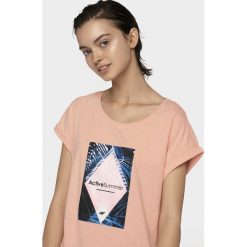 T-shirt damski TSD010 - łososiowy melanż. Różowe t-shirty damskie 4f, bez wzorów, bez kołnierzyka. W wyprzedaży za 34,99 zł.