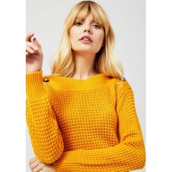Sweter z ozdobnymi guzikami. Żółte swetry damskie Moodo, xs, bez wzorów, klasyczne, z długim rękawem, długie, bez kaptura. Za 59,99 zł.
