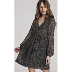 Czarna Sukienka Sheiroe. Czarne sukienki damskie Renee, s, bez wzorów, bez kołnierzyka, bez rękawów, mini. Za 109,99 zł.