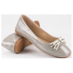 Baleriny damskie: IDEAL SHOES szare lakierowane balerinki odcienie szarości i srebra