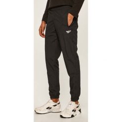 Reebok Classic - Spodnie. Czarne spodnie męskie Reebok Classic, na co dzień, s, bez wzorów, z poliesteru, casualowe. Za 229,90 zł.