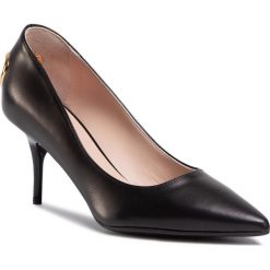 Szpilki LOVE MOSCHINO - JA10017G1AIA0000 Nero. Czarne półbuty damskie Love Moschino, z aplikacjami, ze skóry, eleganckie, bez obcasa, na obcasie, bez zapięcia. Za 1399,00 zł.