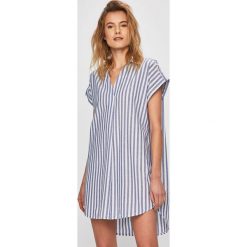 Answear - Sukienka. Sukienki damskie ANSWEAR, na co dzień, s, bez wzorów, z bawełny, casualowe, z asymetrycznym kołnierzem, z krótkim rękawem, krótkie, mini, asymetryczne. W wyprzedaży za 79,90 zł.