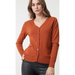 Brązowy Sweter Jonesboro. Pomarańczowe swetry damskie Born2be, s, bez wzorów, klasyczne, bez rękawów, długie, bez kaptura. Za 109,99 zł.