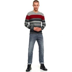 Sweter z cienkiej przędzy z ozdobnymi guzikami. Szare swetry męskie Top Secret, na zimę, m, w paski, z dzianiny, z dekoltem w serek, bez kaptura. W wyprzedaży za 59,99 zł.