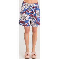SPODENKI CAFILA Weekend Max Mara. Białe szorty damskie Weekend Max Mara, w paski, z bawełny, z podwyższonym stanem. Za 439,00 zł.
