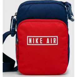 Nike Sportswear - Torebka. Niebieskie nerki damskie Nike Sportswear, w paski, z poliesteru, małe, z nadrukiem, bez dodatków. W wyprzedaży za 59,90 zł.