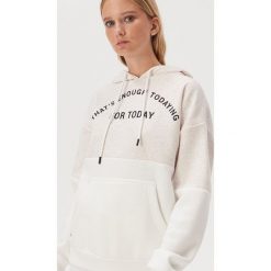 Dwukolorowa bluza z napisem - Kremowy. Białe bluzy damskie Sinsay, s, z napisami, bez rękawów, bez kaptura. Za 59,99 zł.