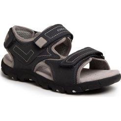 Sandały GEOX - J S.Strada A J0224A 0MECE C0661 D Navy/Grey. Niebieskie sandały chłopięce Geox, ze skóry ekologicznej, bez zapięcia. Za 309,00 zł.