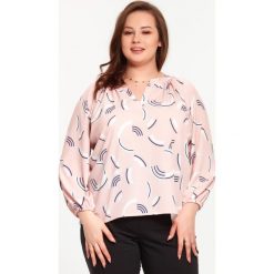 Bluzka Cyntia w kolorze pudrowego różu i we wzory XXL OVERSIZE. Różowe bluzki damskie Moda Size Plus Iwanek, na imprezę, xxl, bez wzorów, z elastanu, klasyczne, z klasycznym kołnierzykiem, bez rękawów. Za 99,00 zł.