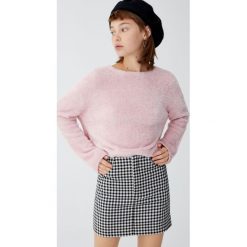 Krótki sweter ze sztucznego futerka. Różowe swetry klasyczne damskie marki Pull&Bear. Za 79,90 zł.