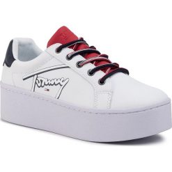 Sneakersy TOMMY JEANS - Tommy Icon Signature Flatform EN0EN00689 Rwb 0K6. Białe półbuty damskie Tommy Jeans, z jeansu. W wyprzedaży za 299,00 zł.