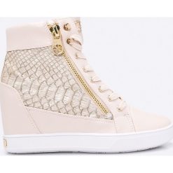 Guess Jeans - Buty. Białe buty sportowe damskie marki Guess Jeans, z aplikacjami, z jeansu. W wyprzedaży za 359,90 zł.