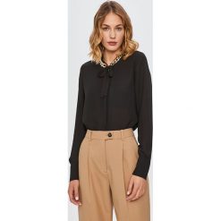 Marciano Guess - Bluzka. Różowe bluzki damskie MARCIANO GUESS, na co dzień, z aplikacjami, z poliesteru, eleganckie, bez kołnierzyka, z długim rękawem. Za 579,90 zł.