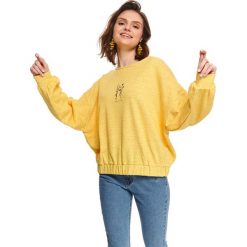Bluza nierozpinana damska w kwiaty. Żółte bluzy damskie Top Secret, na lato, z nadrukiem, z bawełny, z długim rękawem, długie, bez kaptura. W wyprzedaży za 39,99 zł.
