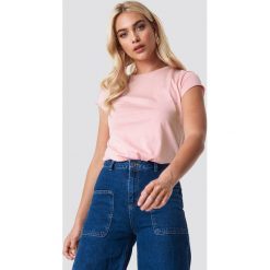 NA-KD Basic T-shirt z surowym wykończeniem - Pink. Różowe t-shirty damskie marki NA-KD Basic, bez wzorów, z bawełny, z okrągłym kołnierzem. W wyprzedaży za 21,18 zł.