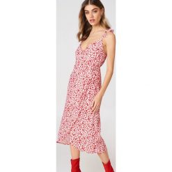 Andrea Hedenstedt x NA-KD Kopertowa sukienka midi - Pink,Multicolor. Różowe sukienki na komunię marki Andrea Hedenstedt x NA-KD, z poliesteru, z kopertowym dekoltem, midi, kopertowe. W wyprzedaży za 121,48 zł.