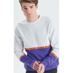 Dwukolorowa bluza z taśmą - Biały. Białe bluzy męskie Cropp, s, bez wzorów, bez kołnierzyka, bez rękawów, bez kaptura. W wyprzedaży za 49,99 zł.