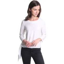 Bluzka w kolorze białym. Białe bluzki damskie Far Far Fashion, Ryłko by Agnes&Paul, bez wzorów, z okrągłym kołnierzem, bez rękawów. W wyprzedaży za 59,95 zł.