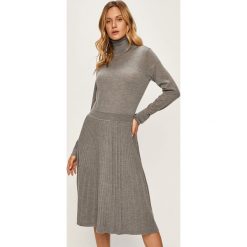 Calvin Klein - Sukienka. Szare sukienki damskie Calvin Klein, na co dzień, l, bez wzorów, z wełny, casualowe, z golfem, z długim rękawem, długie, mini, rozkloszowane. W wyprzedaży za 479,90 zł.