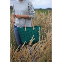 Szmaragdowa filcowa torebka FELT&PAPER LIMITOWANA. Zielone torebki klasyczne damskie Pakamera, bez wzorów, na ramię, bez dodatków. Za 180,00 zł.