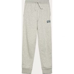 GAP - Spodnie dziecięce 104-176 cm. Niebieskie dresy chłopięce GAP, z nadrukiem, z bawełny. Za 119,90 zł.