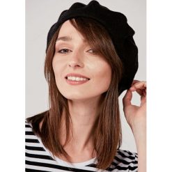 Beret wełniany czarny czarny. Czarne berety damskie Marie Zélie, w paski, z bawełny. Za 97,00 zł.