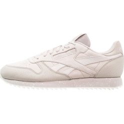 Reebok Classic CL LTHR RIPPLE SM Tenisówki i Trampki sand stone/chalk. Szare tenisówki damskie marki Reebok Classic, z gumy, reebok classic. W wyprzedaży za 377,10 zł.