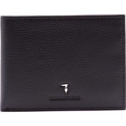 Trussardi Kieszeń na portfel 71W00004 upadł 71W00004 -K299 Black. Czarne portfele męskie Trussardi, bez wzorów, ze skóry. W wyprzedaży za 214,00 zł.