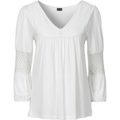 Shirt z koronką bonprix biel wełny. Białe koszulki damskie bonprix, w koronkowe wzory, z wełny, boho, z dekoltem w serek, bez rękawów. Za 69,99 zł.