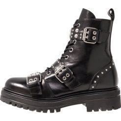 Janet Sport Botki kowbojki i motocyklowe audrey black. Czarne botki damskie skórzane marki Janet Sport, sportowe, na sznurówki. Za 969,00 zł.