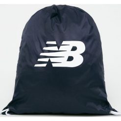 New Balance - Plecak. Niebieskie plecaki męskie New Balance, z nadrukiem, z nylonu. W wyprzedaży za 49,90 zł.
