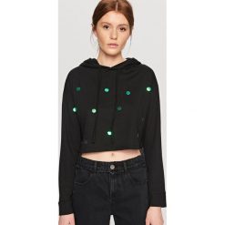 Bluzy damskie: Krótka bluza z kapturem - Czarny