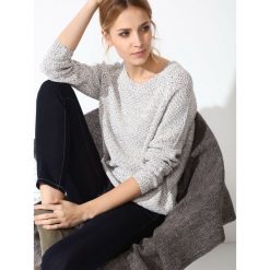 SWETER DŁUGI RĘKAW DAMSKI KLASYCZNY. Niebieskie swetry damskie Top Secret, na lato, bez wzorów, z dzianiny, klasyczne, z długim rękawem, długie, bez kaptura. W wyprzedaży za 79,99 zł.