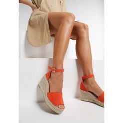 Pomarańczowe Espadryle Callavien. Pomarańczowe espadryle damskie Renee, bez wzorów, bez obcasa. W wyprzedaży za 119,99 zł.