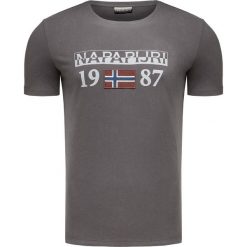 T-shirt NAPAPIJRI SOLIN SS 1. Szare t-shirty męskie Napapijri, m, z nadrukiem, z bawełny, z okrągłym kołnierzem. W wyprzedaży za 108,00 zł.