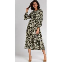 Czarna Sukienka Eesha. Czarne sukienki damskie Renee, s, z nadrukiem, klasyczne, z okrągłym kołnierzem, z długim rękawem, długie, midi, rozkloszowane. Za 119,99 zł.