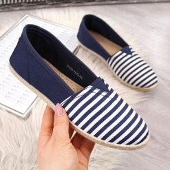 Espadryle tekstylne slip on w paski granatowe McKeylor - granatowy / biały. Niebieskie espadryle damskie McKeylor, w paski, z paskami. Za 39,99 zł.
