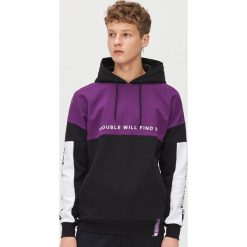 Bluza z fioletowym panelem - Czarny. Czarne bluzy męskie Cropp, xl, bez wzorów, bez kołnierzyka, bez rękawów, bez kaptura. W wyprzedaży za 64,99 zł.
