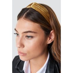 NA-KD Accessories Aksamitna opaska do włosów - Gold. Różowe ozdoby do włosów marki NA-KD Accessories. Za 32,00 zł.