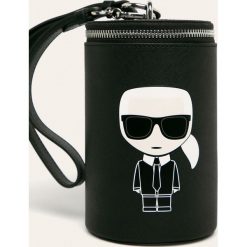 Karl Lagerfeld - Torebka skórzana. Czarne listonoszki damskie KARL LAGERFELD, w paski, ze skóry, na ramię, małe, z nadrukiem, bez dodatków. Za 799,90 zł.