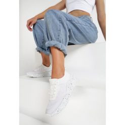 Białe Sneakersy Ylolis. Białe buty sportowe damskie Renee, bez wzorów, sportowe. Za 119,99 zł.