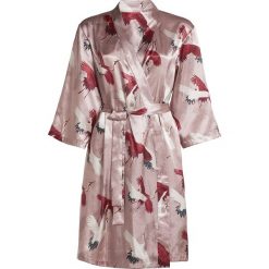 Luksusowy szlafrok Izia Rose. Czerwone szlafroki damskie Essenza Home, w paski, z satyny, bez rękawów, bez kaptura. Za 261,99 zł.