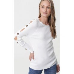 Biały Sweter Heeley. Białe swetry damskie Born2be, s, bez wzorów, z dzianiny, bez rękawów, długie, bez kaptura. Za 99,99 zł.