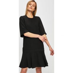 Calvin Klein - Sukienka. Czarne sukienki damskie Calvin Klein, na co dzień, bez wzorów, z poliesteru, casualowe, z okrągłym kołnierzem, z krótkim rękawem, krótkie, mini, rozkloszowane. W wyprzedaży za 499,90 zł.