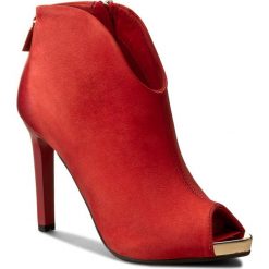 Szpilki CARINII - B3874 H55-000-000-C17. Czerwone półbuty damskie Carinii, z aplikacjami, ze skóry, eleganckie, bez obcasa, na obcasie, bez zapięcia. W wyprzedaży za 239,00 zł.