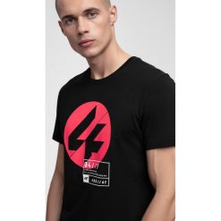 T-shirt męski TSM285 - głęboka czerń. Czarne koszulki męskie marki 4f, m, bez wzorów, bez kołnierzyka. Za 49,99 zł.