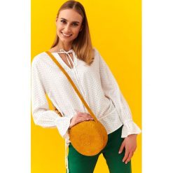 Bluzka długi rękaw z długim rękawem. Białe bluzki damskie Top Secret, bez wzorów, z tkaniny, eleganckie, z falbankami, z długim rękawem. W wyprzedaży za 49,99 zł.