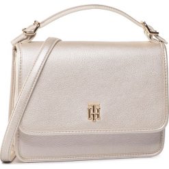 Torebka TOMMY HILFIGER - Th Chic Crossover Metallic AW0AW07984 0K5. Szare torebki klasyczne damskie TOMMY HILFIGER, bez wzorów, ze skóry ekologicznej, klasyczne, na ramię, bez dodatków. W wyprzedaży za 409,00 zł.